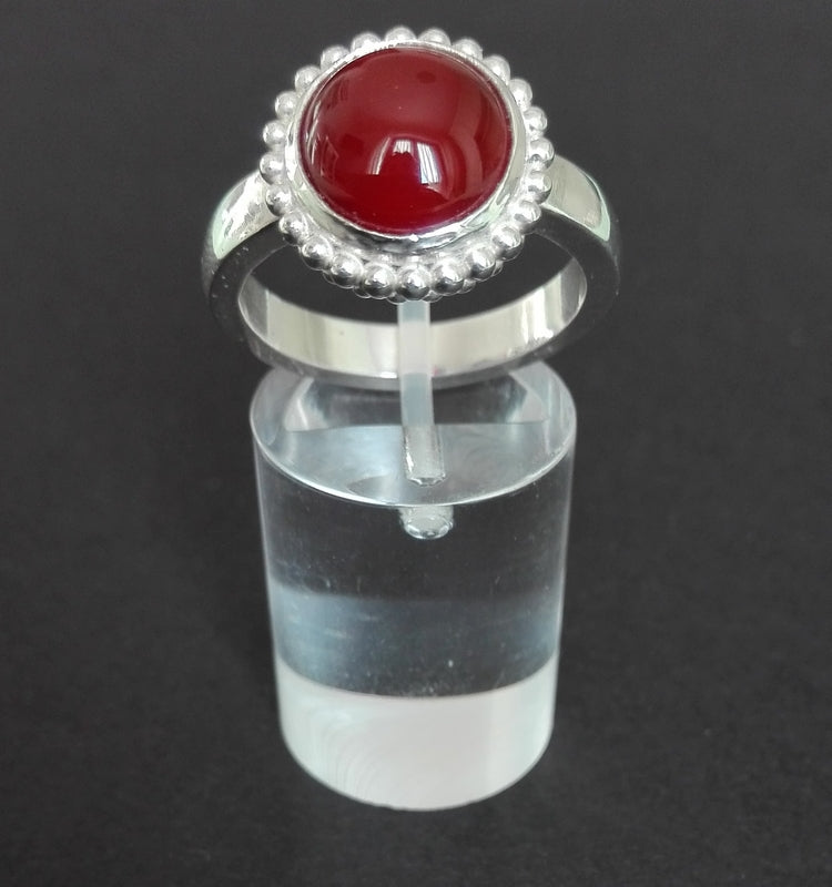 Anello granulato con cabochon tondo