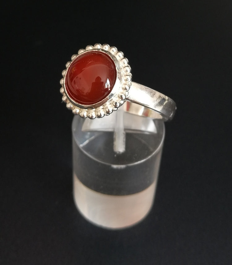 Anello granulato con cabochon tondo