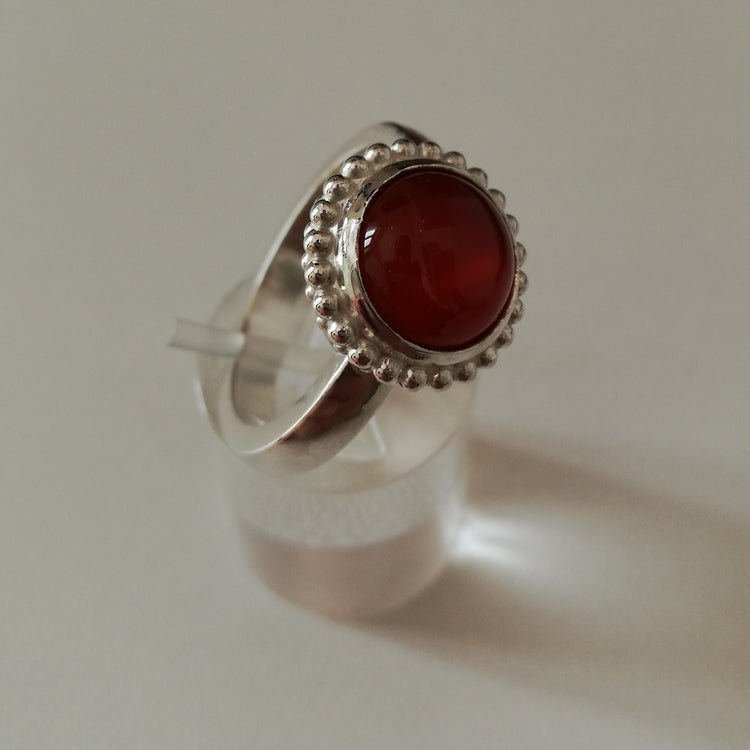 Anello granulato con cabochon tondo