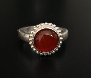 Anello granulato con cabochon tondo